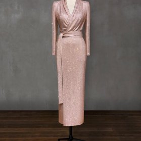 مدل مانتو عقد بلند با پارچه شاینی گلبهی و یقه مدل چپ و راستی مناسب برای عروس خانم های خوش اندام