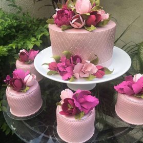 کیک و مینی کیک های رویایی جشن تولد یا سالگرد ازدواج با تم صورتی و تزیین گلهای فوندانت  