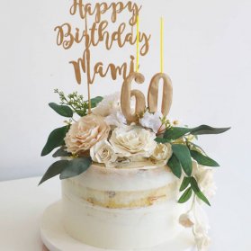 کیک زیبای جشن تولد بزرگسال با تم سفید طلایی و تزیین گلهای رز 
