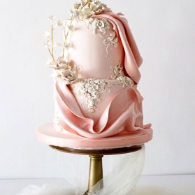 کیک دو طبقه منحصر به فرد جشن نامزدی یا سالگرد ازدواج با تم صورتی سفید 