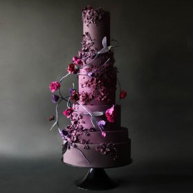 کیک چند طبقه یونیک جشن نامزدی یا عروسی با تم بنفش و دیزاین شاخه و برگهای غیر منظم 