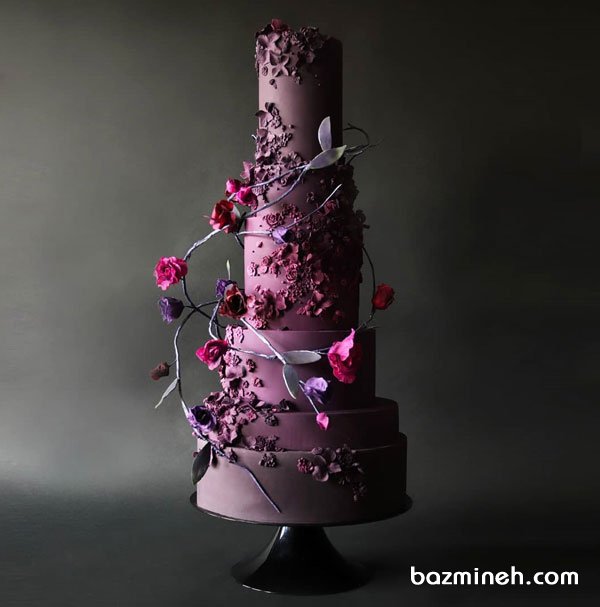 کیک چند طبقه یونیک جشن نامزدی یا عروسی با تم بنفش و دیزاین شاخه و برگهای غیر منظم 