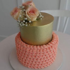 کیک دو طبقه خامه‌ای جشن تولد بزرگسال یا سالگرد ازدواج با تم گلبهی طلایی با تزیین گلهای رز طبیعی