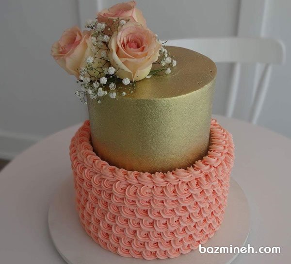 کیک دو طبقه خامه‌ای جشن تولد بزرگسال یا سالگرد ازدواج با تم گلبهی طلایی با تزیین گلهای رز طبیعی
