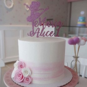 کیک رمانتیک جشن تولد دخترونه با تم سفید صورتی