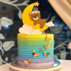 کیک خامه‎ای جشن تولد کودک با تم ماه و ستاره و خرس کوچولو