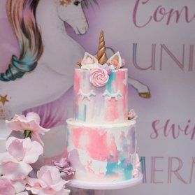 کیک دو طبقه جشن تولد دخترونه با تم یونیکورن