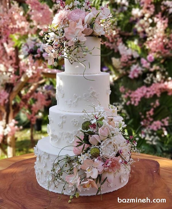 کیک چند طبقه جشن نامزدی یا عروسی تزیین شده با گلهای طبیعی مناسب برای استایل وینتج
