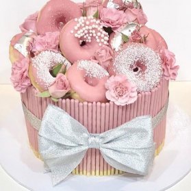 کیک زیبای جشن تولد بزرگسال یا سالگرد ازدواج با تم صورتی نقره ای و تزیینات دونات های روکشدار رنگی
