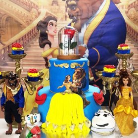 کیک دو طبقه فوندانت و کاپ کیک های جشن تولد دخترونه با تم دیو و دلبر (Beauty and the Beast)