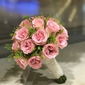 دسته گل ملیح عروس به رنگ صورتی با استایل کلاسیک