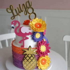 کیک دو طبقه خامه ای جشن تولد دخترونه با تم جذاب فلامینگو و تزیین زیبای گلهای کاغذی
