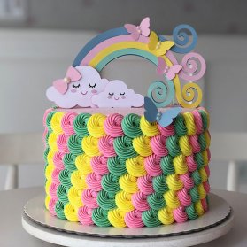 کیک خامه ای رنگی جشن تولد دخترونه با تم ابر و رنگین کمان