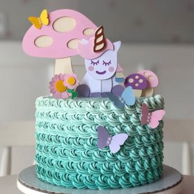 کیک خامه ای جشن تولد دخترونه با تم اسب تک شاخ (یونیکورن)