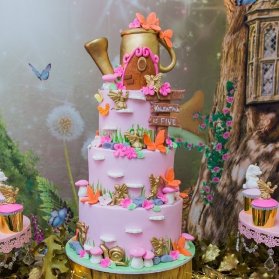 کیک سه طبقه فوندانت و رمانتیک جشن تولد دخترونه با تم صورتی 