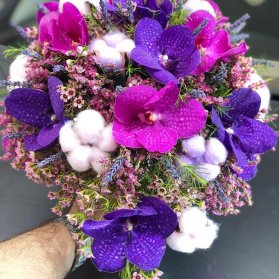 دسته گل عروس با گلهای ارکیده بنفش صورتی و تم زمستانی 