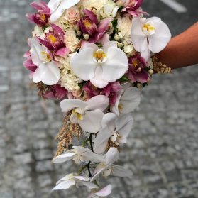 دسته گل ملیح عروس با گل های ارکیده سفید