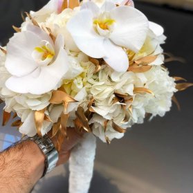 دسته گل ساده و زیبای عروس با گلهای ارکیده و تم سفید طلایی