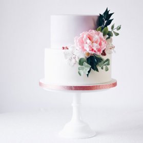 کیک دو طبقه ساده و شیک جشن تولد بزرگسال یا سالگرد ازدواج 