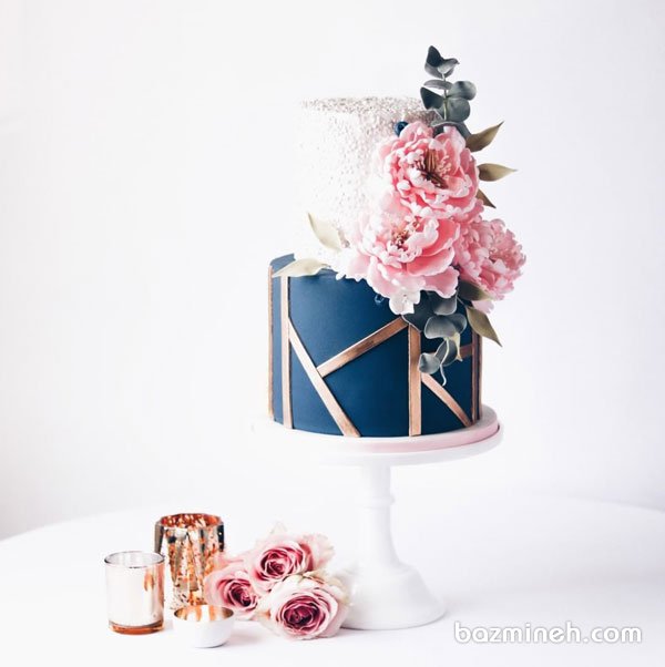 کیک دو طبقه منحصر به فرد جشن تولد بزرگسال یا سالگرد ازدواج با تم سومه‌ای صورتی طلایی 