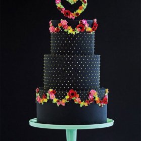 کیک چند طبقه خاص جشن نامزدی یا سالگرد ازدواج با تم مشکی و تزیین گلهای فوندانت