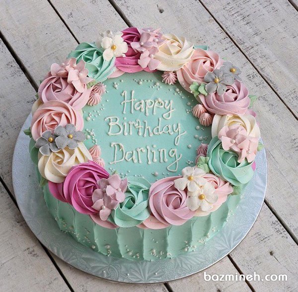 کیک خامه‌ای جشن تولد بزرگسال تزیین شده با گلهای خامه‌ای