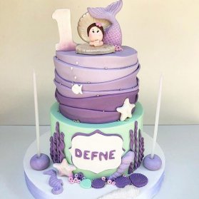 کیک دو طبقه فوندانت جشن تولد یکسالگی دخترونه با تم پری دریایی 
