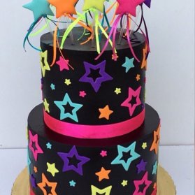 کیک دو طبقه جشن تولد بزرگسال با تم ستاره های رنگی