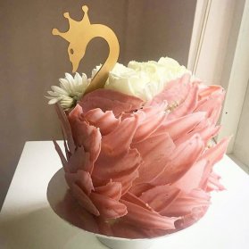 کیک رویایی جشن تولد دخترونه با تم قو تزیین شده با گلهای طبیعی