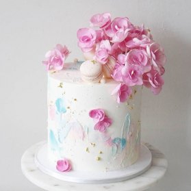 کیک رمانتیک جشن سالگرد ازدواج با تم سفید صورتی تزیین شده با گلهای طبیعی 