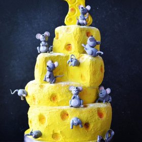 کیک چند طبقه فوندانت فانتزی جشن تولد کودک با تم موش و پنیر 