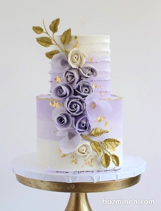 کیک شیک جشن نامزدی یا سالگرد ازدواج با تم یاسی طلایی تزیین شده با گلهای خمیری فوندانت