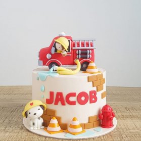 مینی کیک فوندانت جشن تولد پسرونه با تم آتش نشانی 