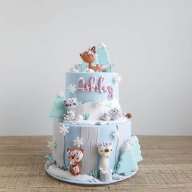 کیک دو طبقه فوندانت رویایی جشن تولد دخترونه با تم زمستانی 