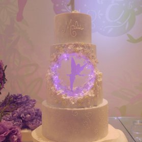 کیک سه طبقه جشن تولد دخترونه با تزیین زیبای ریسه ال ای دی و تم تینکربل (Tinker Bell) 