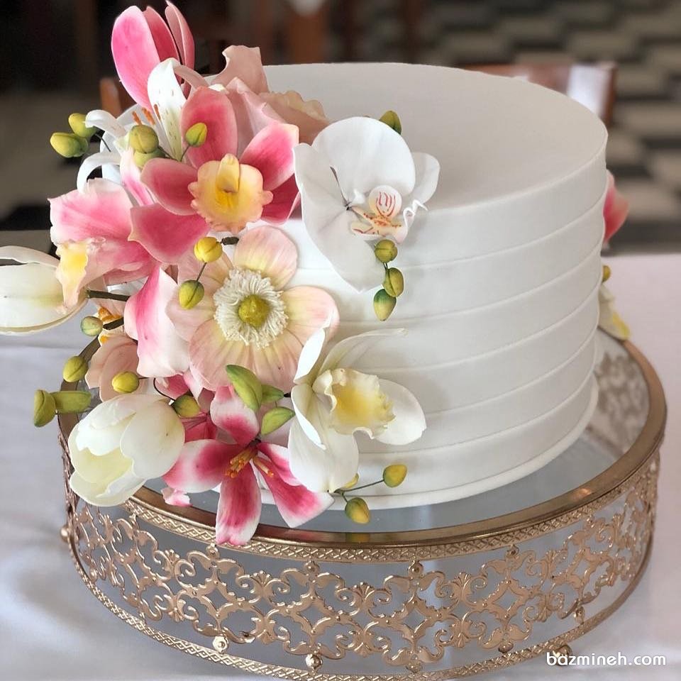 مینی کیک رمانتیک جشن تولد یا سالگرد ازدواج تزیین شده با گل‌های ارکیده سفید صورتی