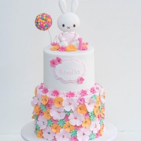 کیک دو طبقه فوندانت جشن تولد یکسالگی دخترونه با تم خرگوش کوچولو سفید صورتی