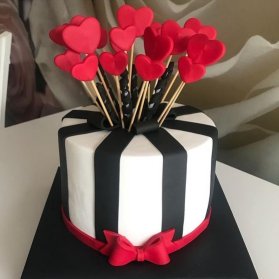 کیک فوندانت روز عشق (ولنتاین) با تم سفید مشکی قرمز 