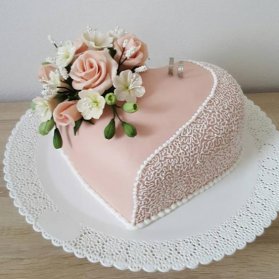 کیک عاشقانه جشن نامزدی با تم گلبهی سفید با تزیین گلهای خمیری فوندانت