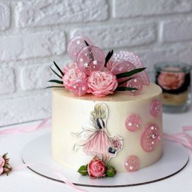 مینی کیک رویایی جشن تولد دخترونه با تم صورتی کرم تزیین شده با گلهای رز مینیاتوری