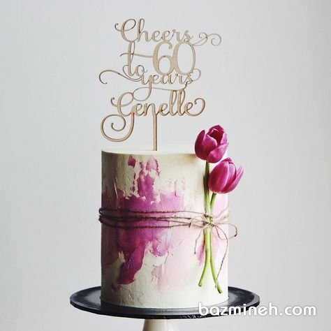 کیک ساده و زیبای جشن تولد بزرگسال با تم سفید صورتی با تزیین گلهای لاله طبیعی
