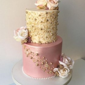 کیک دو طبقه جشن نامزدی یا سالگرد ازدواج با تم صورتی طلایی تزیین شده با گلهای رز طبیعی و مرواریدهای خوراکی 