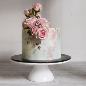 مینی کیک رویایی جشن تولد بزرگسال یا سالگرد ازدواج با تم آبرنگی آبی صورتی تزیین شده با گلهای رز طبیعی