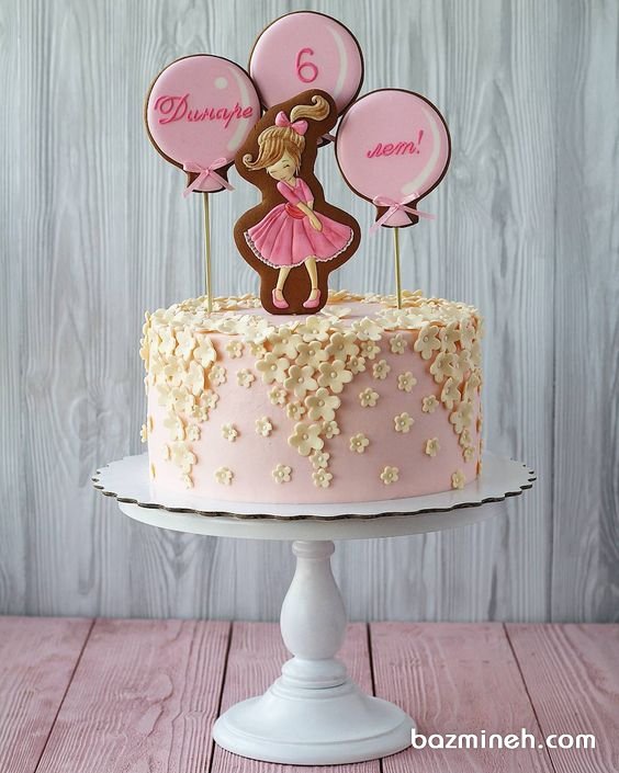 مینی کیک فوندانت جشن تولد شش سالگی دخترونه با تم صورتی تزیین شده با گلهای خمیری و کوکی