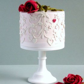 کیک زیبای جشن سالگرد ازدواج با تزیین گل رز قرمز