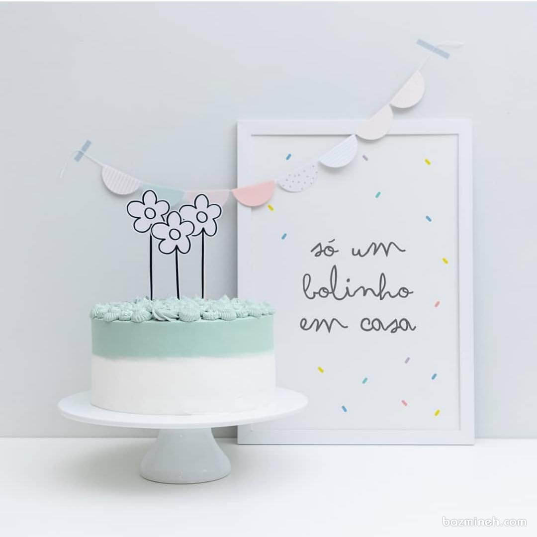 کیک یونیک خامه‌ای جشن تولد با تم سفید سبز
