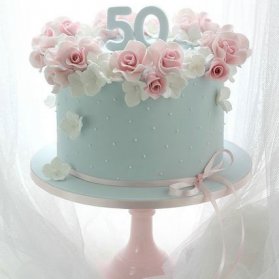 مینی کیک رمانتیک جشن تولد بزرگسال تزیین شده با گلهای خمیری فوندانت