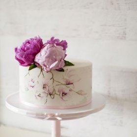 مینی کیک رمانتیک جشن تولد بزرگسال یا سالگرد ازدواج با تزیین گلهای طبیعی