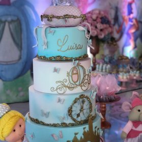 کیک چند طبقه فانتزی جشن تولد دخترونه با تم سیندرلا