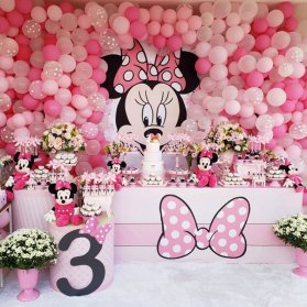دکوراسیون و بادکنک‌آرایی فانتزی جشن تولد دخترونه با تم مینی موس (Minnie Mouse)